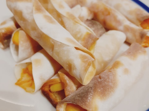 餃子の皮、コーン、チーズ巻いて焼くだけ